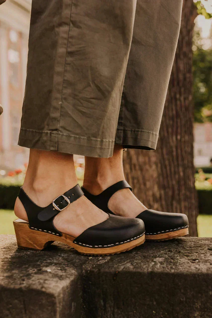 Jade Larkspur Clogs – Black